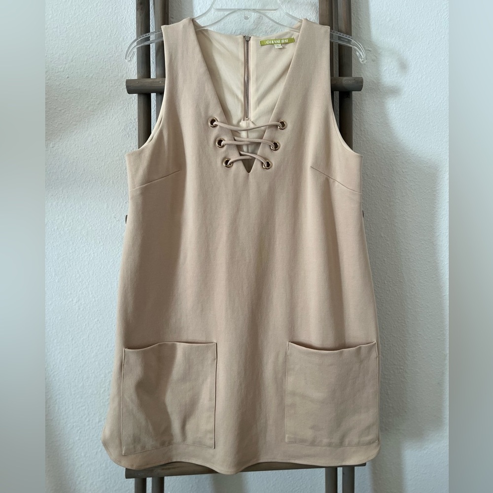 EUC Gianni Bini Dress, Adjustable Lace Up Neckline, POCKETS! Loose Fitting 🤩